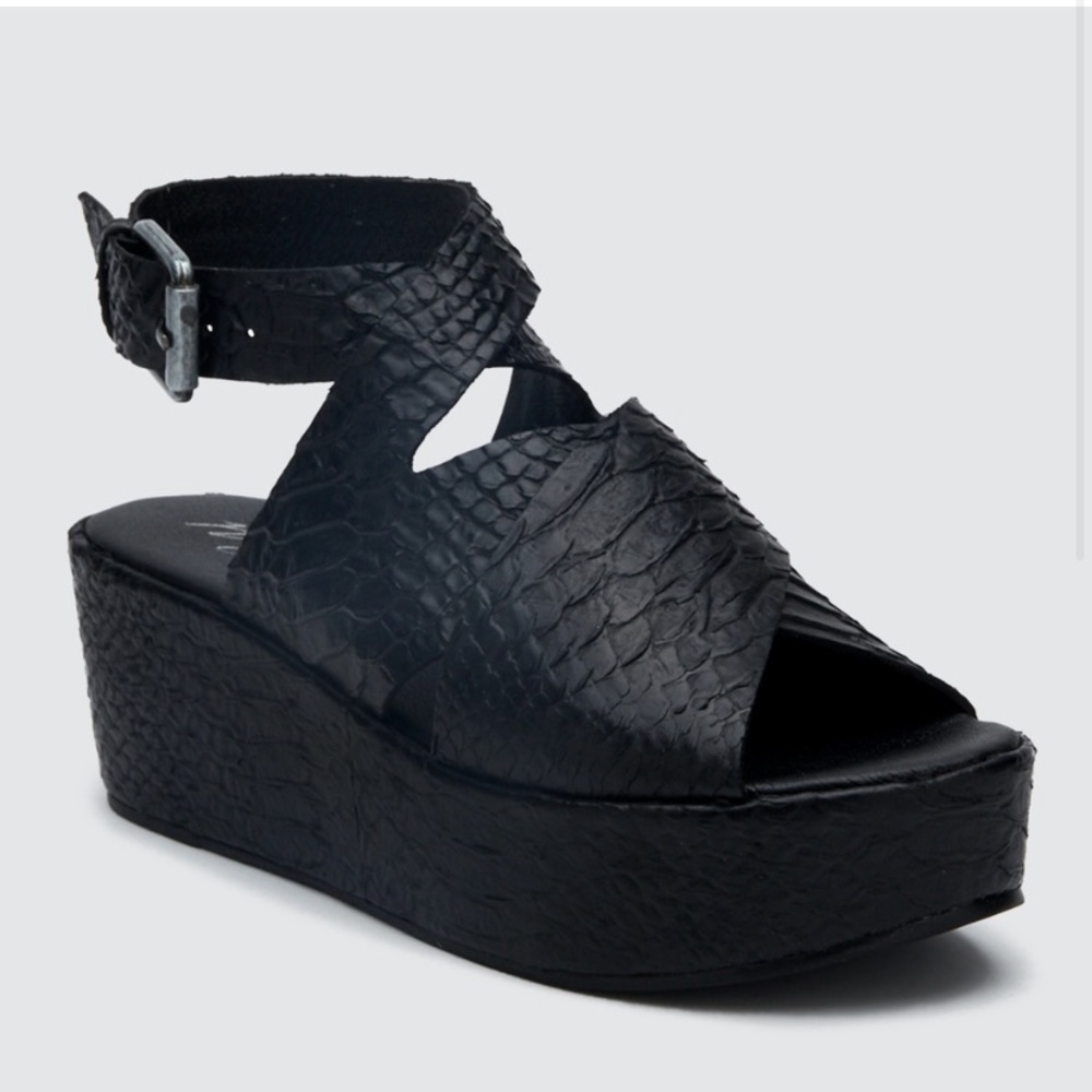 Matisse Runaway Black Platform Sandals - like new!